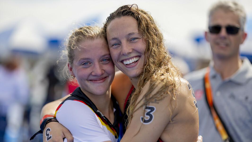Leonie Beck und Lea Boy freuen sich über Leonies WM-Titel.