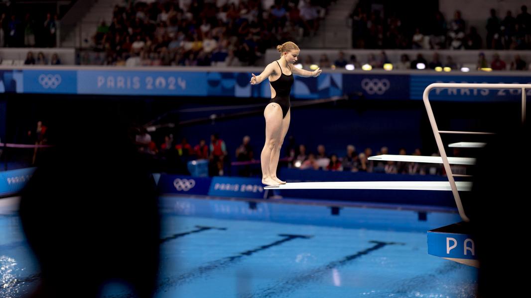 Jette Müller steht auf dem 3m-Brett und bereitet sich auf ihren Sprung vor.