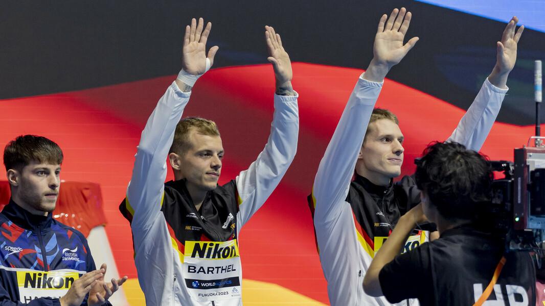 Die Wasserspringer Timo Barthel und Lars Ruediger stellen sich vor ihrem Wettkampf dem Publikum vor.