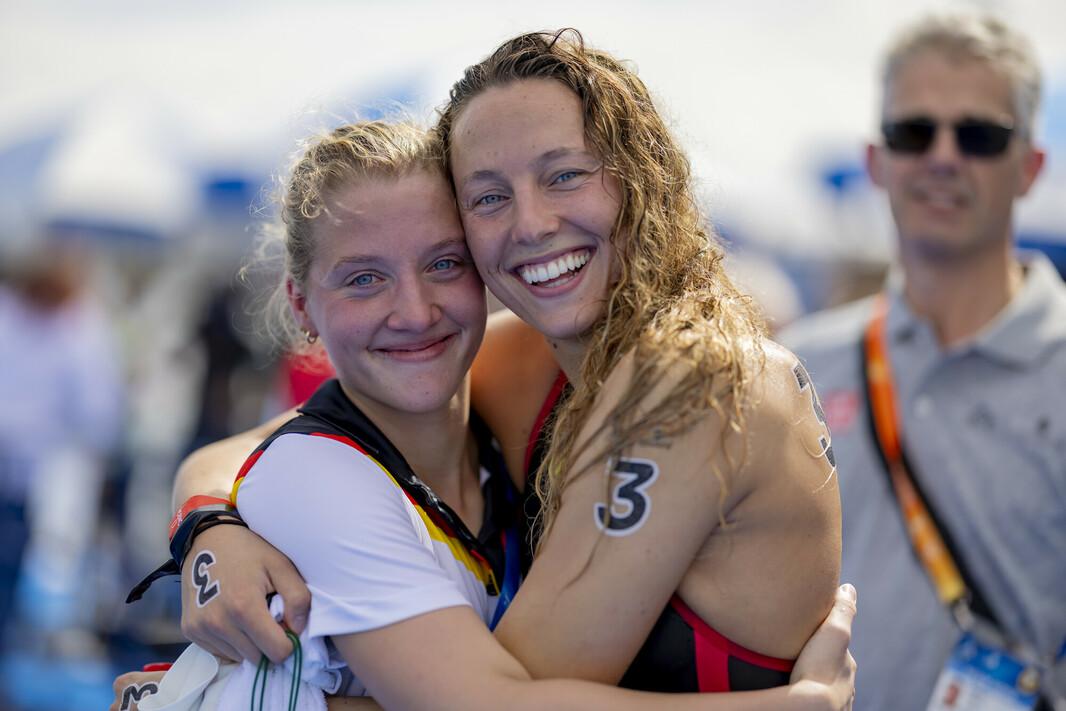 Leonie Beck und Lea Boy freuen sich über Leonies WM-Titel.
