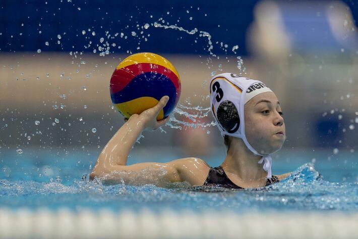 Wasserballerin Ioanna Petiki beim Water Polo World Cup in Berlin