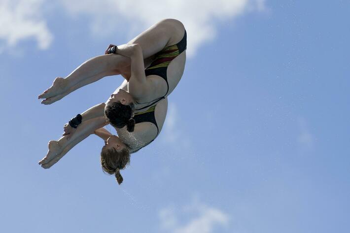 Elena und Christina Wassen im Synchronsprung vom Turm