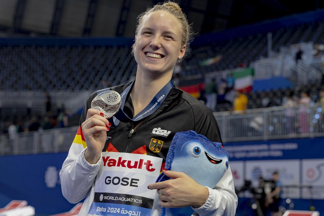 Isabel Gose zeigt ihre Silbermedaille bei der WM in Doha 2024.