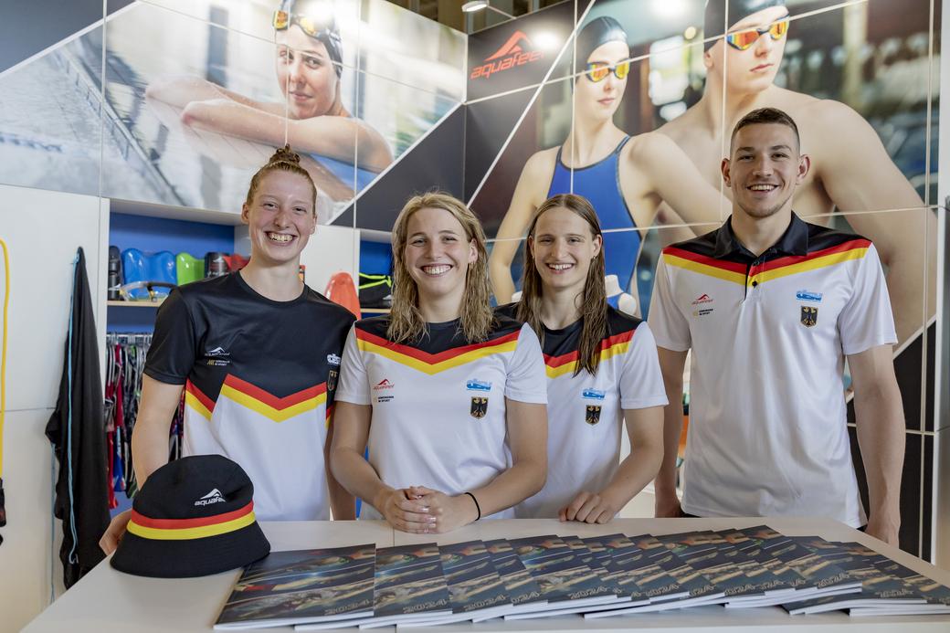 DSV-Schwimmer*innen präsentieren die Team-Deutschland-Einkleidung von aquafeel.